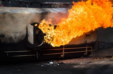 Yanan gaz tankı araba trafik kazası