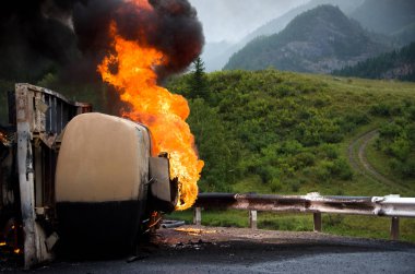 Yanan gaz kamyonu trafik kazası 