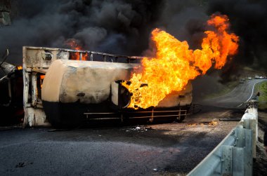 Yanan gaz alev tank kamyon trafik kazası 
