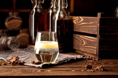alkol propolis otlar cam su 