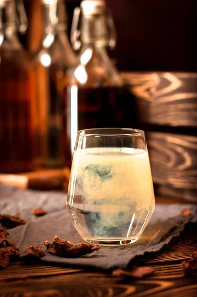 Alkol propolis otlar cam suyu içer — Stok fotoğraf