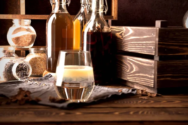 Tinktúra alkohol propolisz gyógynövények üveg víz — Stock Fotó
