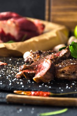 Pişmiş biftek beef siyah kare plaka biber 