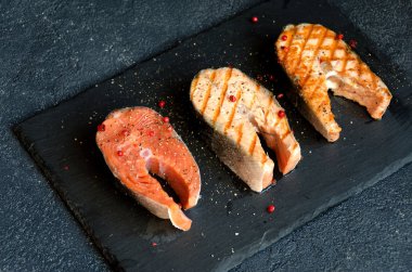 Grup somon biftek siyah kare plaka