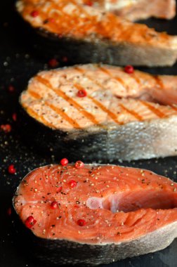 birkaç somon biftek siyah kare plaka biber 