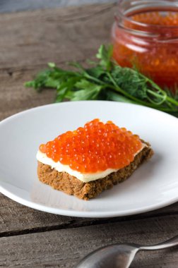 Sandviç somon havyar tabak tereyağı yeşillik