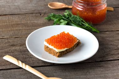 Sandviç somon havyar beyaz tabak yeşil