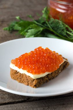 Somon Sandviç havyar tabak tereyağı yeşil yuvarlak 