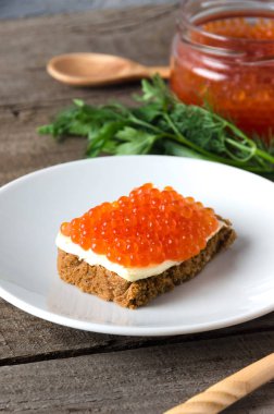 Sandviç somon havyar tabak tereyağı yeşillik