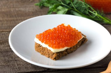 Sandviç somon havyar beyaz tabak yeşil 