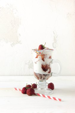 Dondurma cam reçel çilek kokteyli tatlılar 