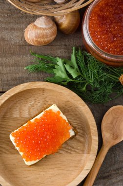 Sandviç somon havyar ahşap plaka Üstten Görünüm