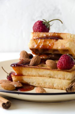 Yumuşak waffle badem çilek kahverengi plaka reçel