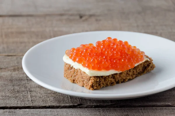 Sandviç somon havyar beyaz tabak tereyağı 