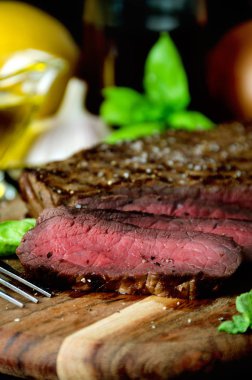 az pişmiş biftek biber tuz sarımsak bıçak dilimlenmiş 