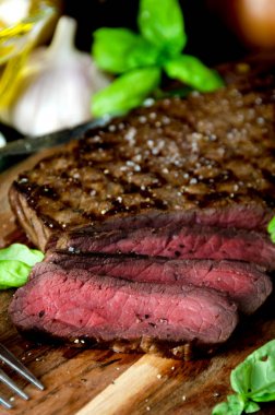 az pişmiş biftek biber tuz sarımsak fesleğen dilimlenmiş 