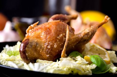 bıldırcın tavuk salata yaprakları fesleğen limon tuz 