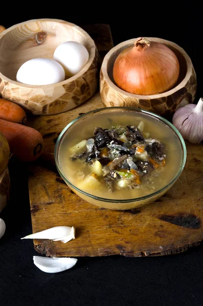 Sopa de verduras hongo tazón cuchara de madera champiñones — Foto de Stock