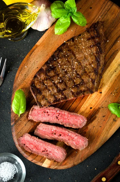 az pişmiş biftek kıyılmış biber tuz sarımsak çatal