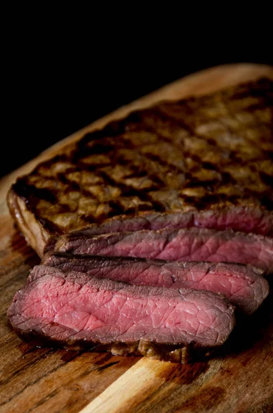 kıyılmış az pişmiş biftek ahşap kesme tahtası 