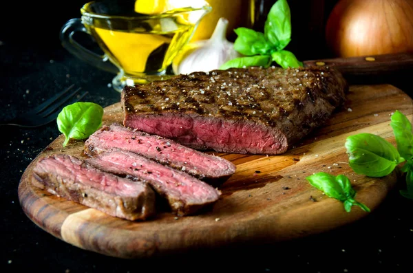 az pişmiş biftek çatal bıçak kesme tahtası dilimlenmiş 