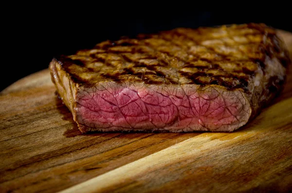 az pişmiş biftek ahşap kesme tahtası dilimlenmiş