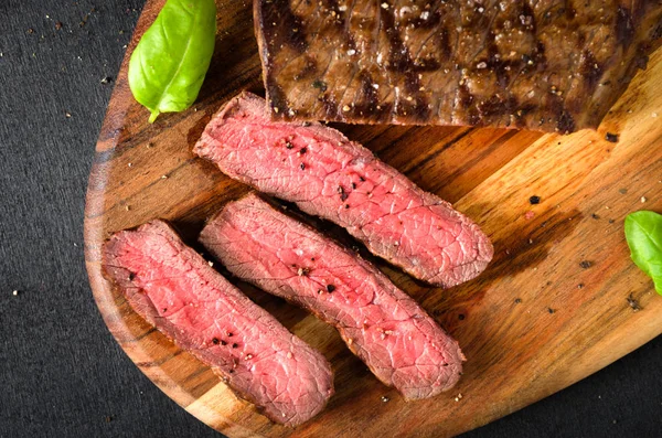 Gehackte seltene Steak Pfeffer Salz Knoblauch Basilikum — Stockfoto