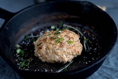 Kızarmış köfte tava yeşillik pişirilir