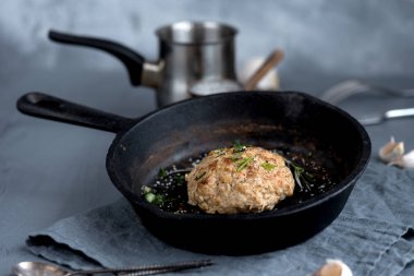 Kızarmış köfte tava yeşil sarımsak baharat pişmiş