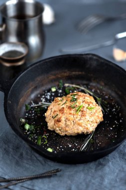 pişmiş pirzola pan sarımsak baharat