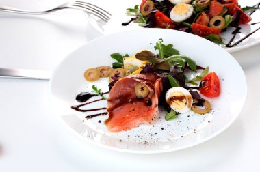 Somon salata yeşil zeytin