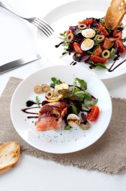 Somon salata domates zeytin limon balsamik sosu