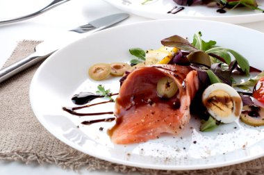 Somon salata yeşillikleri limon zeytin domates sosu