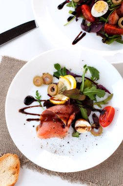 Somon salata yeşillikleri domates limon balsamik sosu