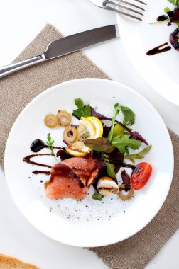 Somon salata yeşillikleri zeytin domates balsamik sosu