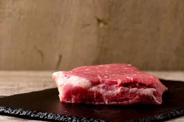 Сырой стейк черный ангус специи мясной тарелки — стоковое фото