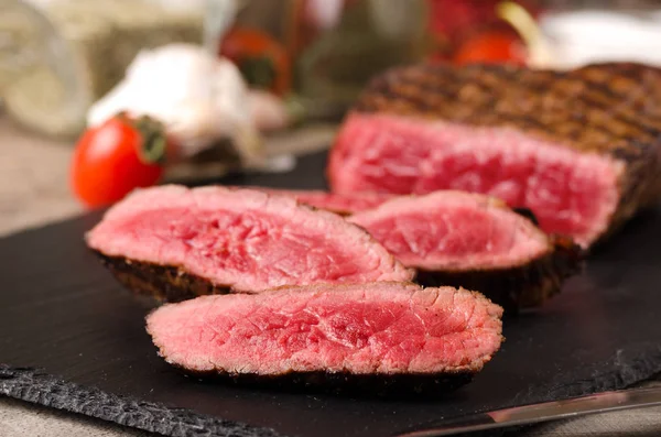 Bistecca di manzo premium affettato piatto nero — Foto Stock