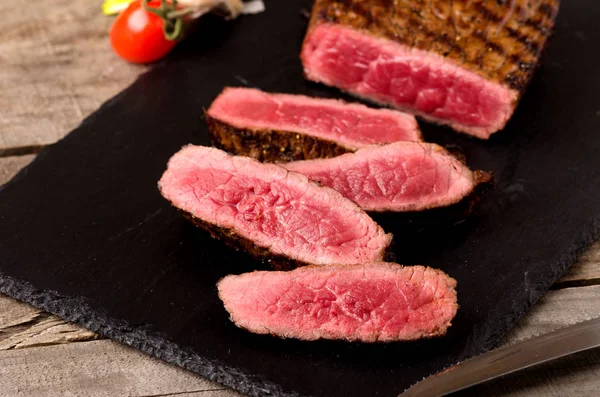 Manzo premium bistecca rara affettata — Foto Stock