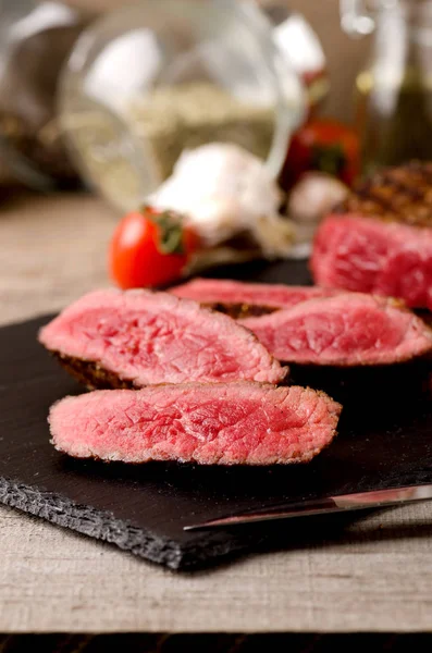 Rara bistecca affettata piatto scuro — Foto Stock