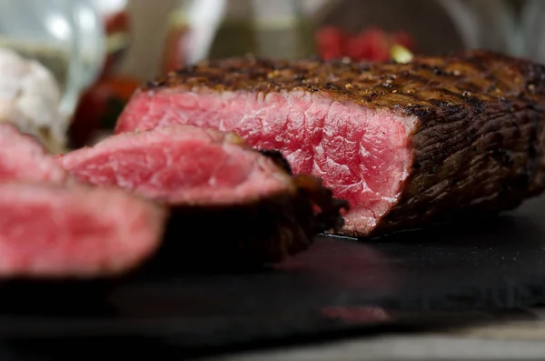 Carne di manzo tritata piatto nero da vicino — Foto Stock