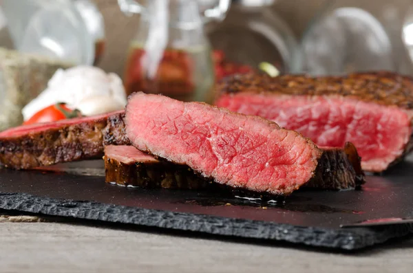 Gehacktes Rindfleisch gebratenes Steak Gewürze aus nächster Nähe — Stockfoto