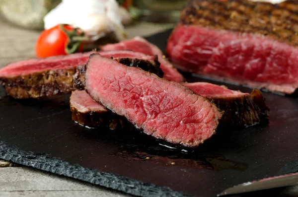 Manzo tritato bistecca arrosto pomodoro da vicino — Foto Stock