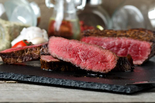 Gehacktes Rindfleisch gebratenes Steak Knoblauch aus nächster Nähe — Stockfoto