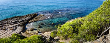 Mavi Dalgalar ve kayalar Tarragona, İspanya yakınındaki