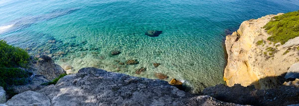 Arena clara y fondo de piedra del mar Mediterráneo cerca de Tarragona, España — Foto de Stock