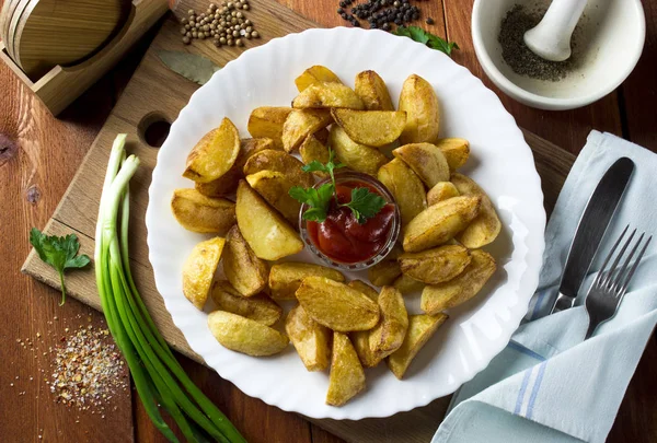 Kızarmış patates dilimleri ahşap arka planda 