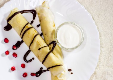 süzme peynir, Kuru üzüm ve ekşi krema bir beyaz krep 