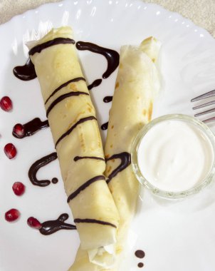 süzme peynir, Kuru üzüm ve ekşi krema bir beyaz krep 