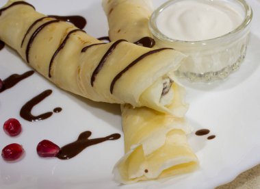 süzme peynir, Kuru üzüm ve ekşi krema bir beyaz krep 