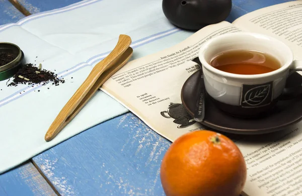 Composition du thé dans le journal — Photo